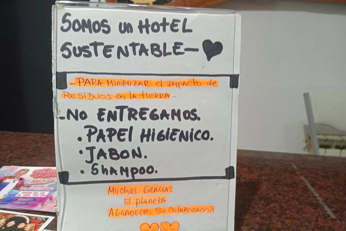 Alojados en Carlos Paz aseguran que fueron retenidos tras exigir condiciones m&iacute;nimas de habitabilidad