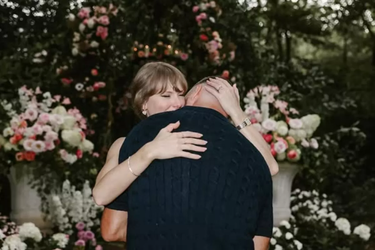 Taylor Swift y Travis Kelce se comprometen: la historia detrás de las fotos y el anillo