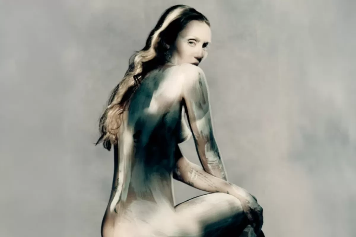Miley Cyrus posa desnuda y pintada de blanco para la campaña Otoño–Invierno 2025 de Maison Margiela