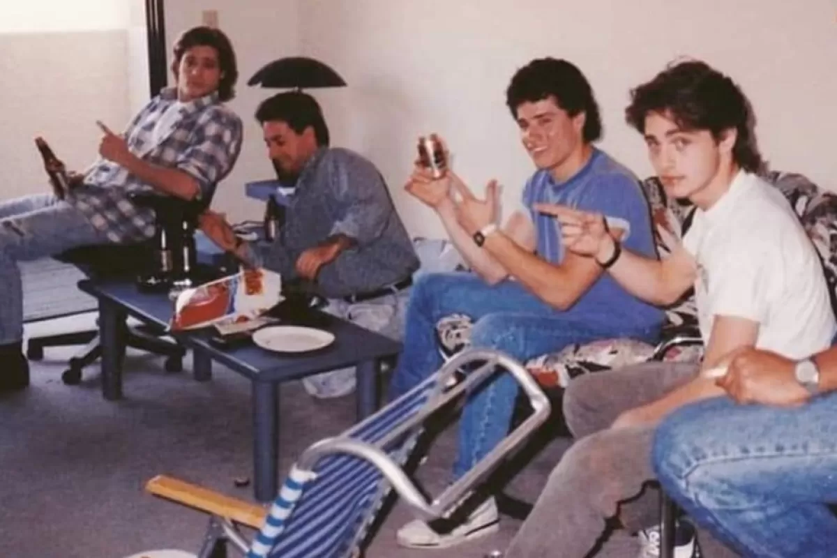 VIDEO | Brad Pitt y Jason Priestley fueron compañeros de piso: “Jugábamos a ver quién aguantaba más sin ducharse”