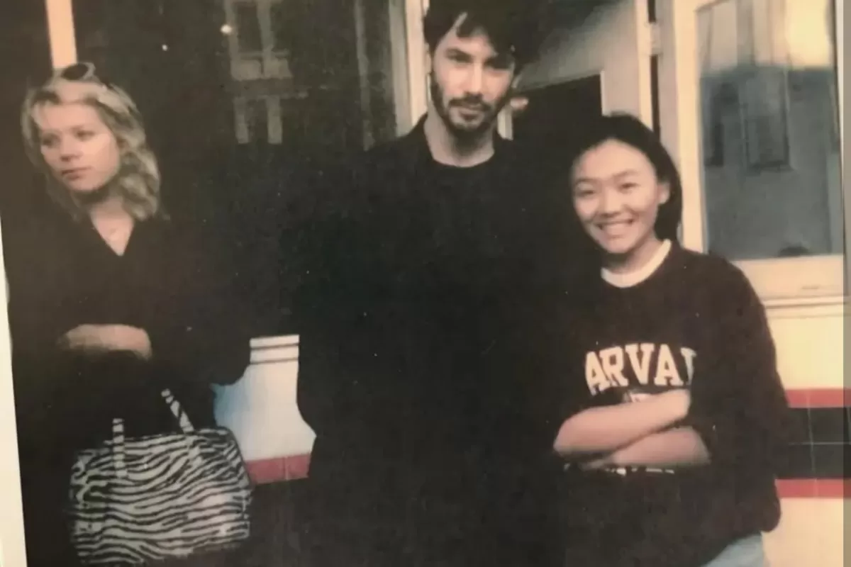 Keanu Reeves recre&oacute; una foto de los a&ntilde;os 90 en un restaurante de San Francisco y se volvi&oacute; viral
