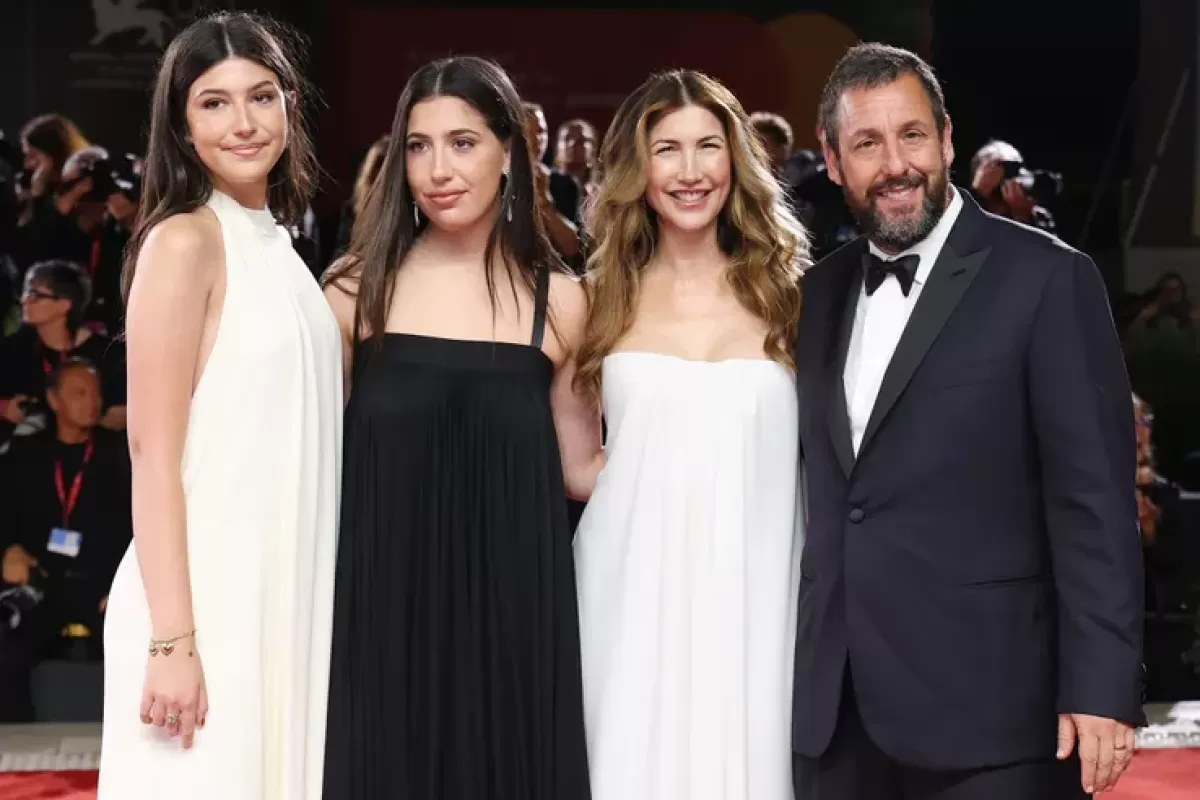 VIDEO | Festival de Cine en Venecia: Adam Sandler, su esposa e hijas brillan en la premiere de "Jay Kelly"