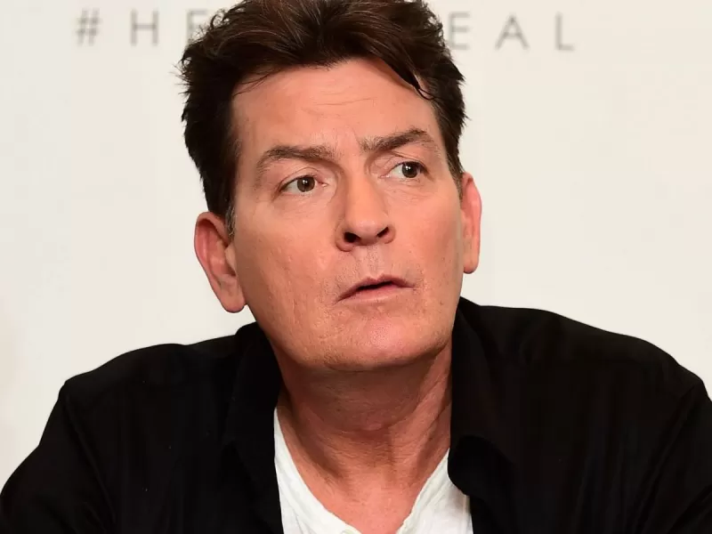 VIDEO | Charlie Sheen confesó que estuvo con 47 mil mujeres y aseguró que sus hijos lo salvaron