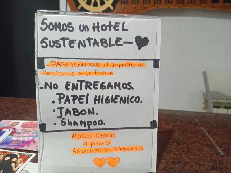 Alojados en Carlos Paz aseguran que fueron retenidos tras exigir condiciones mínimas de habitabilidad