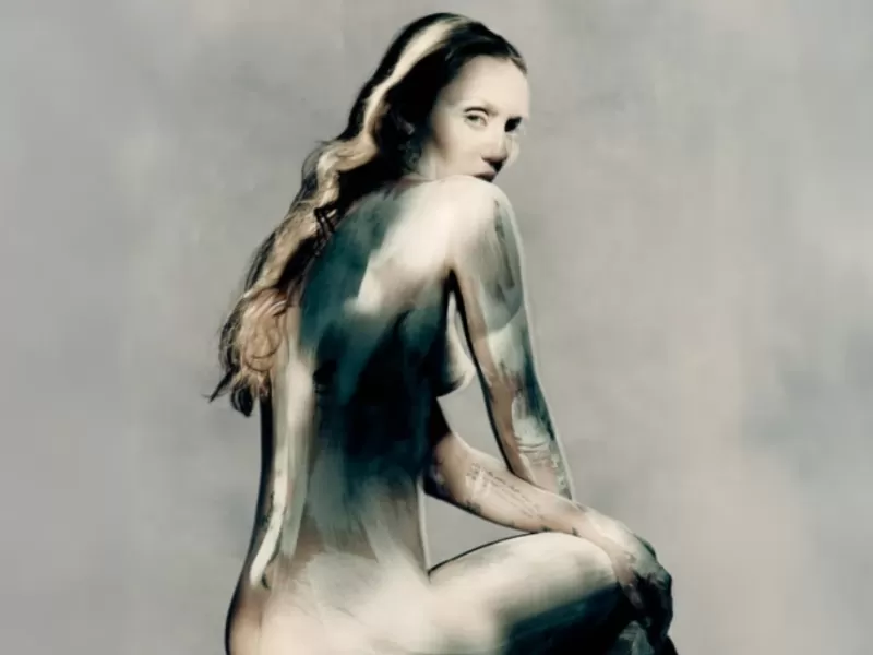 Miley Cyrus posa desnuda y pintada de blanco para la campaña Otoño–Invierno 2025 de Maison Margiela