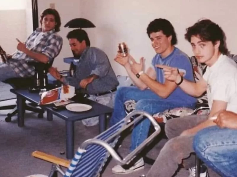 VIDEO | Brad Pitt y Jason Priestley fueron compañeros de piso: “Jugábamos a ver quién aguantaba más sin ducharse”