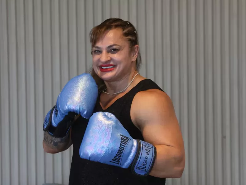 VIDEO | Alejandra “Locomotora” Oliveras debuta y se despide en la serie “En el barro”