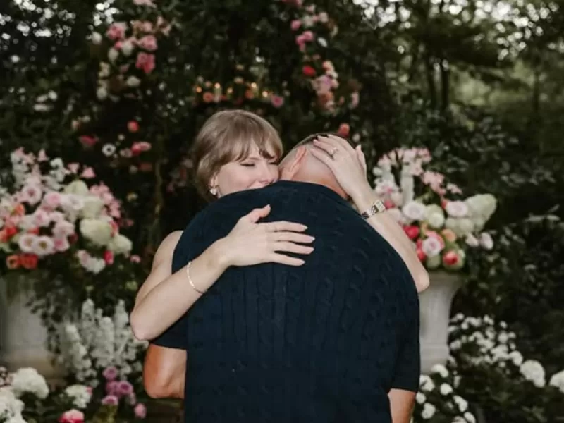 Taylor Swift y Travis Kelce se comprometen: la historia detrás de las fotos y el anillo