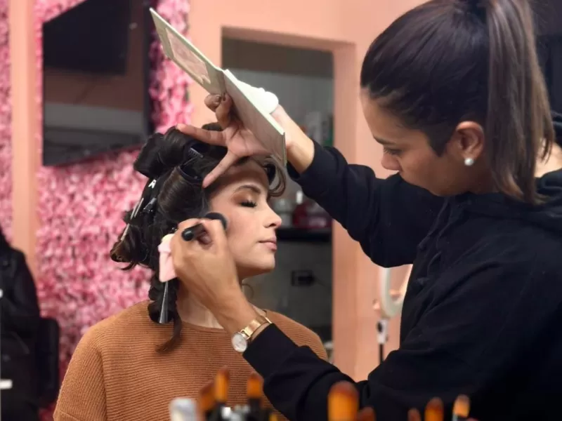 Araceli Rojas va por Miss Universo Corrientes después de formar a más de 1.000 alumnas en maquillaje