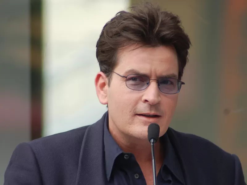 Sexo, sitcoms y cocaína: la autobiografía de Charlie Sheen sin filtros