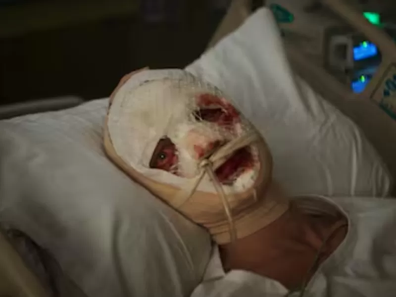 Clayface llega al cine con una historia de terror sobre un actor desfigurado que termina convertido en un monstruo