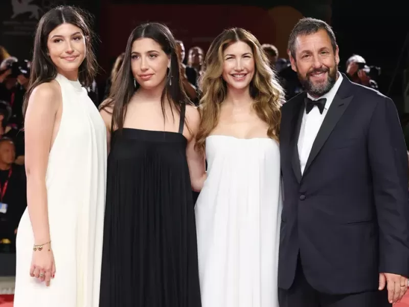VIDEO | Festival de Cine en Venecia: Adam Sandler, su esposa e hijas brillan en la premiere de "Jay Kelly"