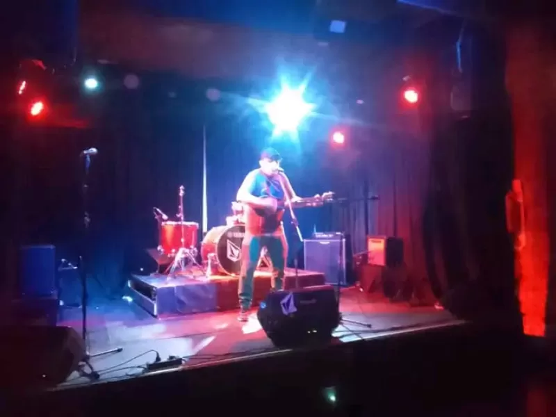 El cantante Javi Agüero impulsa su carrera con el estreno de “Casita Blanca” y nuevos shows en vivo