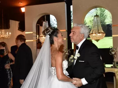 VIDEO | &ldquo;Volver a enamorarse es esperanzador&rdquo;: Coco Sily se cas&oacute; en Berazategui rodeado de amigos y emoci&oacute;n